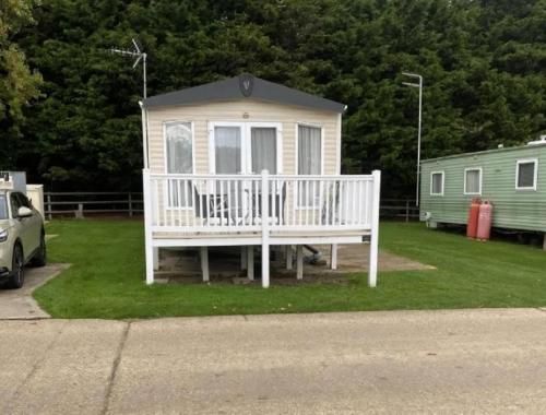 Caravan With Front Decking At Coopers Beach Holiday Park Ref 49080Pa in East Mersea