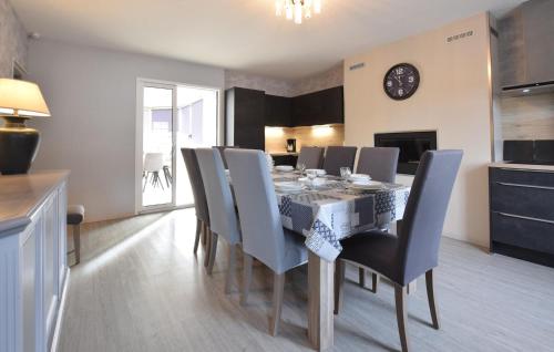кухня, Maison Cosy Proche Mer in Lessay