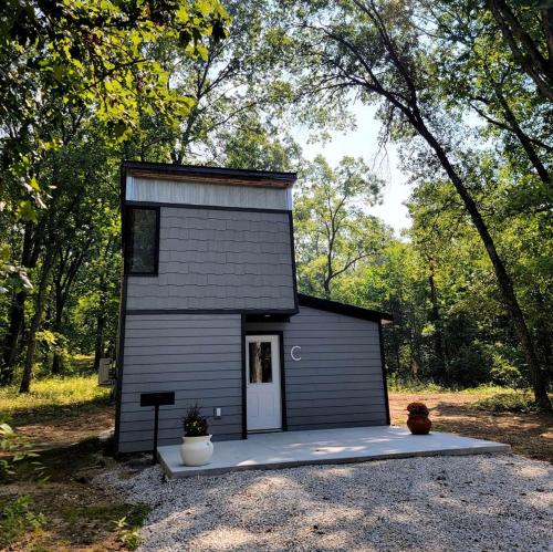 Romantic Glamping Getaway Perfect for Quality Time with Your Partner: Cute Tiny House near Owensville, Missouri