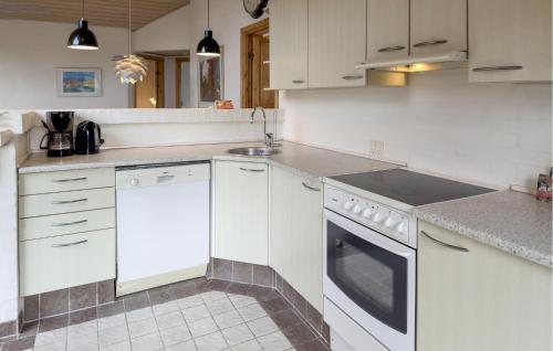 Konyha, Three-Bedroom Holiday Home In Ebeltoft in Handrup Strand