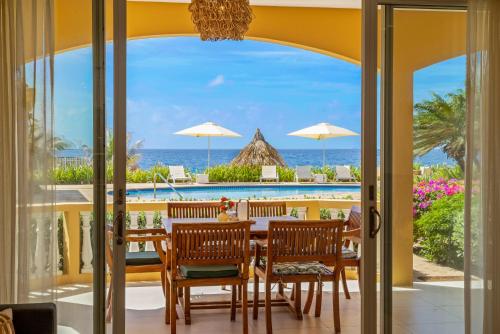 ทัศนียภาพ, The Strand apartment for 5 guests with pool and beach in ซาลินา
