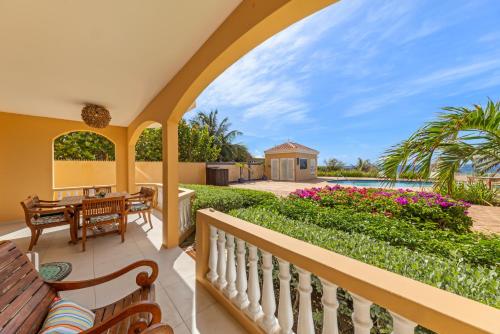 สวน, The Strand apartment for 5 guests with pool and beach in ซาลินา