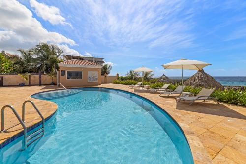 ทัศนียภาพ, The Strand apartment for 5 guests with pool and beach in ซาลินา