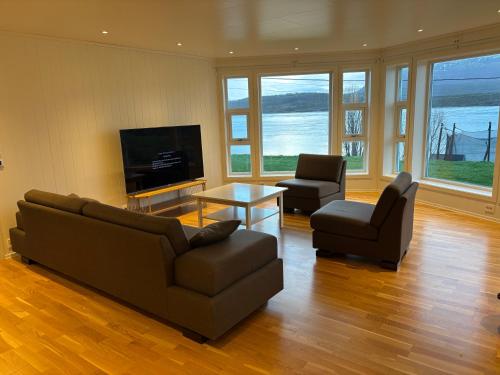 Arctic View Apartment - Country Retreat near Tromso in Straumsbukta