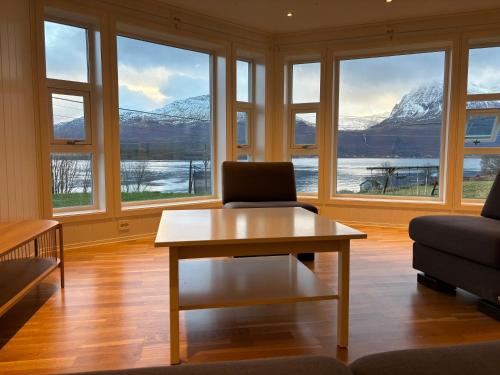 Arctic View Apartment - Country Retreat near Tromso in Straumsbukta