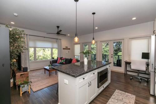 Skyline Views, Mins To Downtown in East Atlanta