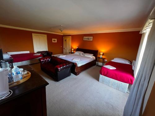 1 queen bed, 2 twin beds