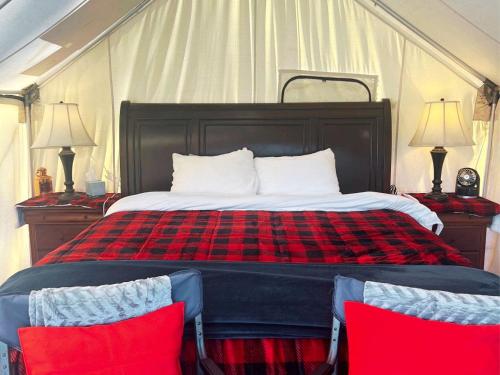 Cozy Tented Cabin with Stunning Sights in Conner, Montana in West Fork