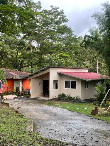 Cabaña con fogata BBQ y ríos cerro azul (Cabana con fogata BBQ y rios cerro azul) in Cerro Azul