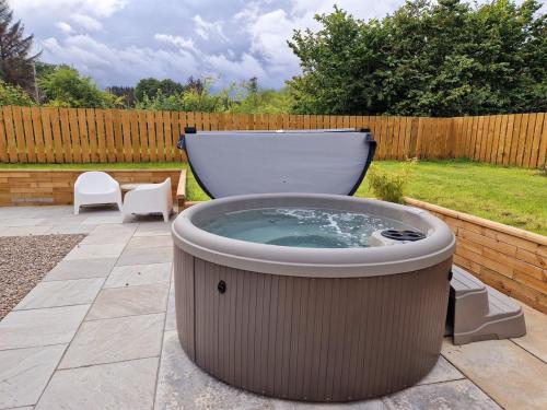 Highland River Cottage with Hot Tub in Evanton
