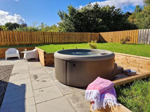 Highland River Cottage with Hot Tub in Evanton