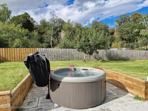 Highland River Cottage with Hot Tub in Evanton
