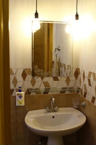Quiet 2BHK with UPS All needs at walking distance - image 9