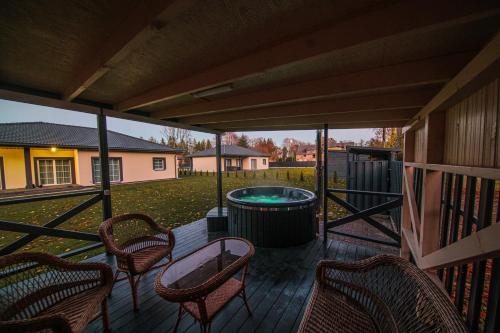 Kintu Perlas Villa - with optional Hot Tub on request in Kintai