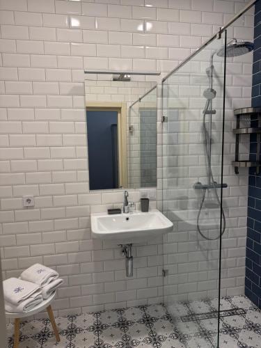 Metro Hotel Apartments with Kitchen - image 12