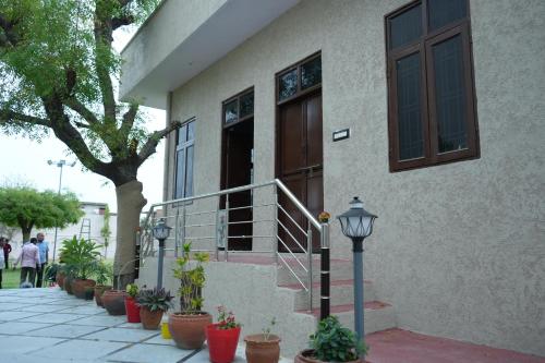 Happy Home Jaipur - Peaceful Villa with Garden - image 5