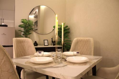 Premium 1BHK with UPS, across Giga Mall, Pool included – khách sạn tại DHA Phase II