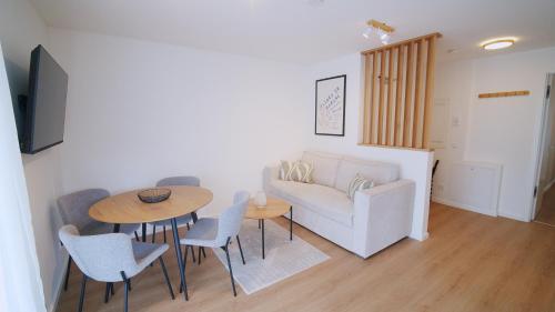 YUVA HOMES -2 Zimmer-S-Bahn MUC-grosser Balkon-Parkplatz in 埃雷辛格