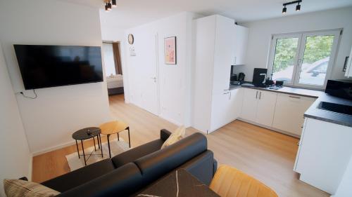 YUVA HOMES -2 Zimmer-S-Bahn MUC-grosser Balkon-Parkplatz in 埃雷辛格