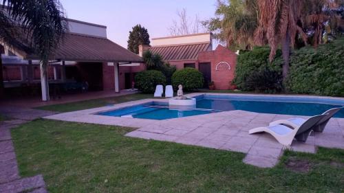 Casa, quincho y pileta top in 바리오 피셰르톤