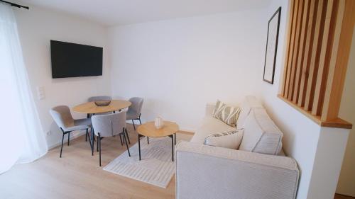 YUVA HOMES -2 Zimmer-S-Bahn MUC-grosser Balkon-Parkplatz in 埃雷辛格