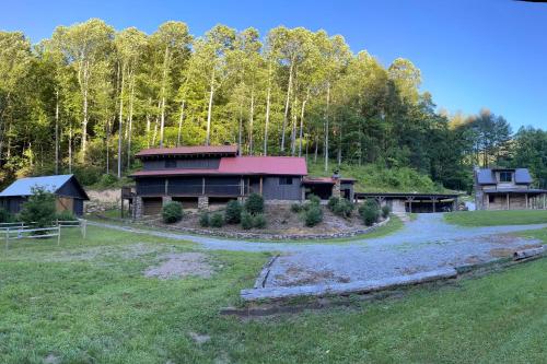 Wagon Gap Trail: Lodge Lórien, Canton