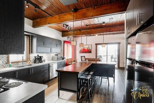 Front LAKE Simon HOT TUB 6br 17p BEACH private in 杜莫爾(QC)