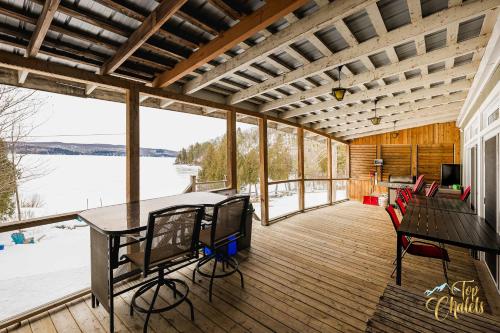 Front LAKE Simon HOT TUB 6br 17p BEACH private in 杜莫爾(QC)