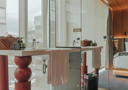 room detail thumbnail 2