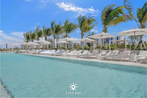 Beautiful Apt -Private Balcony & Pool – khách sạn tại Surfside