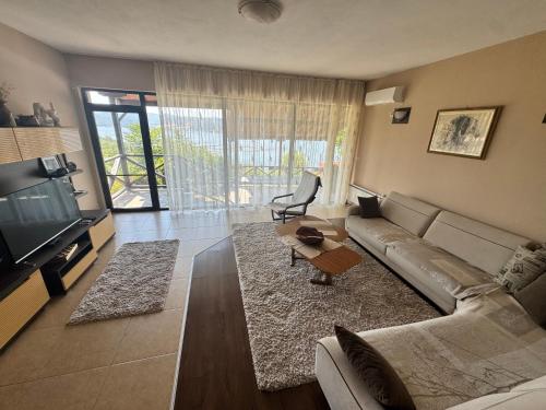 Koplietošanas atpūtas telpa ar TV, Penev guest house in Glavatartsi