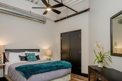 Modern City View 1BR Apartment with Office - free parking in Appleton Downtown