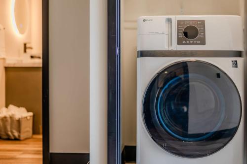 Modern City View 1BR Apartment with Office - free parking in Appleton Downtown