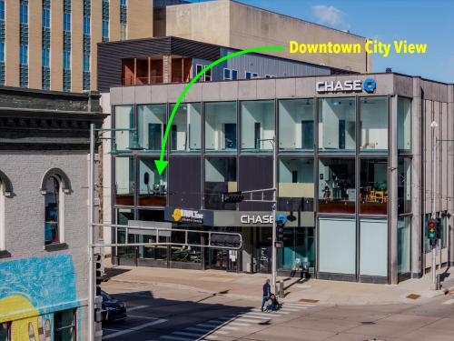 Modern City View 1BR Apartment with Office - free parking in Appleton Downtown