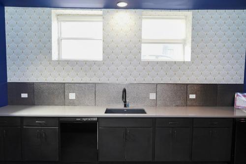 Modern 4BR Pilsen Retreat Near Illinois Medical District & Chicago Downtown in Lower West Side