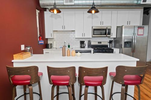 Modern 4BR Pilsen Retreat Near Illinois Medical District & Chicago Downtown in Lower West Side