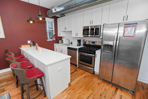 Modern 4BR Pilsen Retreat Near Illinois Medical District & Chicago Downtown in Lower West Side