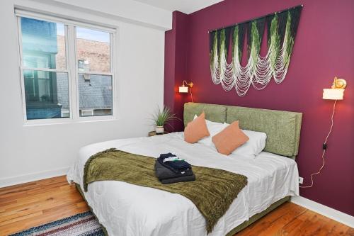 Pilsen Chicago 6BR Getaway with Game Room, Gym & Paid Parking Near Soldier Field & McCormick Place in Lower West Side