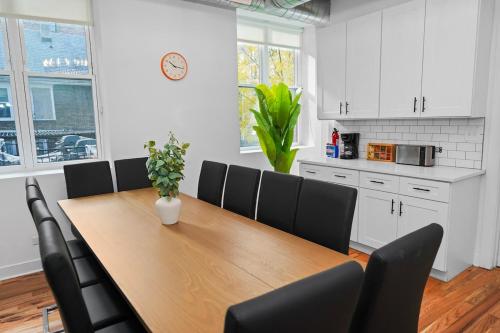 Pilsen Chicago 6BR Getaway with Game Room, Gym & Paid Parking Near Soldier Field & McCormick Place in Lower West Side