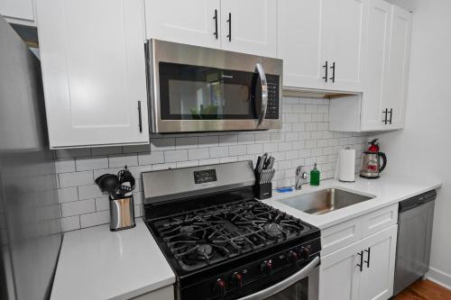 Pilsen Chicago 6BR Getaway with Game Room, Gym & Paid Parking Near Soldier Field & McCormick Place in Lower West Side