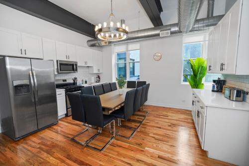 Pilsen Chicago 6BR Getaway with Game Room, Gym & Paid Parking Near Soldier Field & McCormick Place in Lower West Side