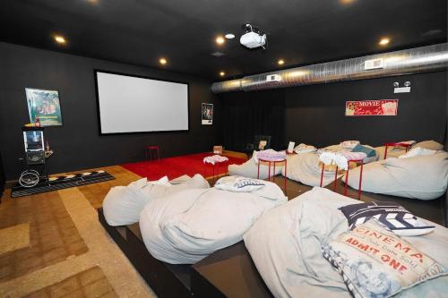 Pilsen Chicago 6BR Getaway with Game Room, Gym & Paid Parking Near Soldier Field & McCormick Place in Lower West Side