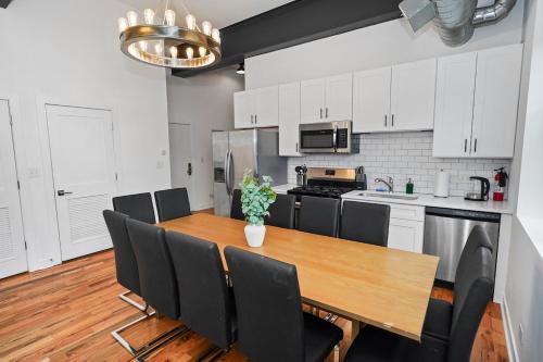 Pilsen Chicago 6BR Getaway with Game Room, Gym & Paid Parking Near Soldier Field & McCormick Place in Lower West Side