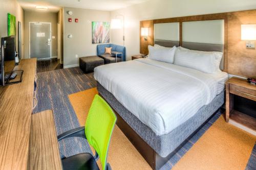 Holiday Inn Express & Suites Cleveland/Westlake, an IHG Hotel