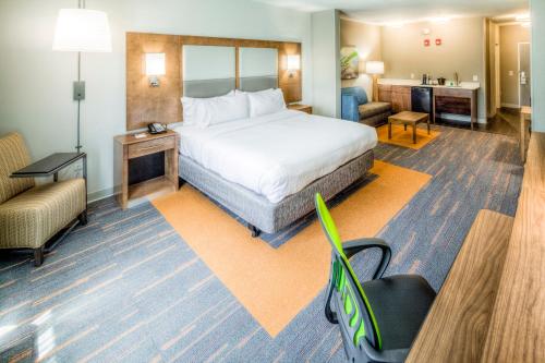 Holiday Inn Express & Suites Cleveland/Westlake, an IHG Hotel