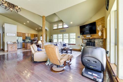 Grand Lake Waterfront Getaway w/ Boat Slip! in Monkey Island (OK)