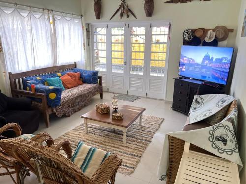 Közös társalgó / TV, Casa Pé na areia Temporada Completa Enseada Ubatuba Garagem Churrasqueira (Casa Pe na areia Temporada Completa Enseada Ubatuba Garagem Churrasqueira) in Praia da Enseada