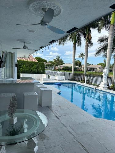 Lux 4 bedroom home on lake with pool! in Coral Springs (Florida)