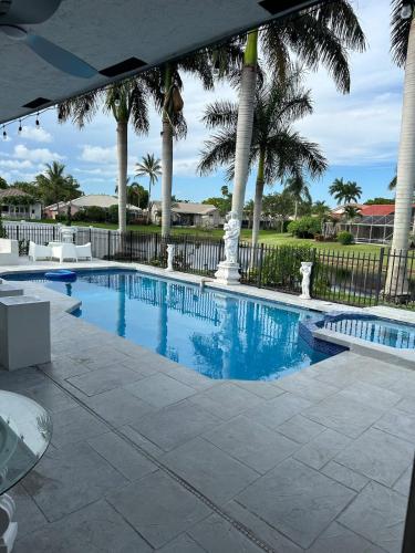 Lux 4 bedroom home on lake with pool! in Coral Springs (Florida)