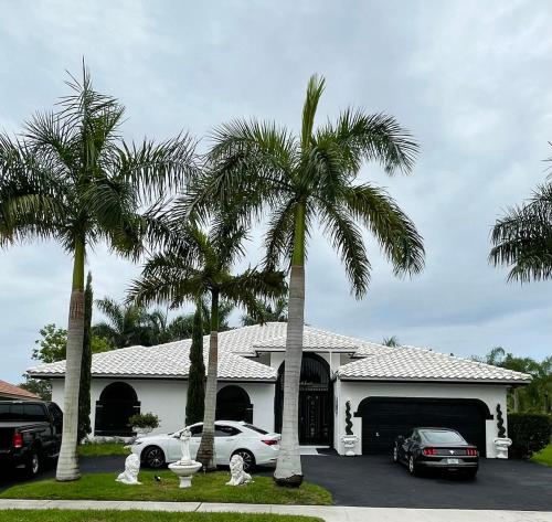 Lux 4 bedroom home on lake with pool! in Coral Springs (Florida)